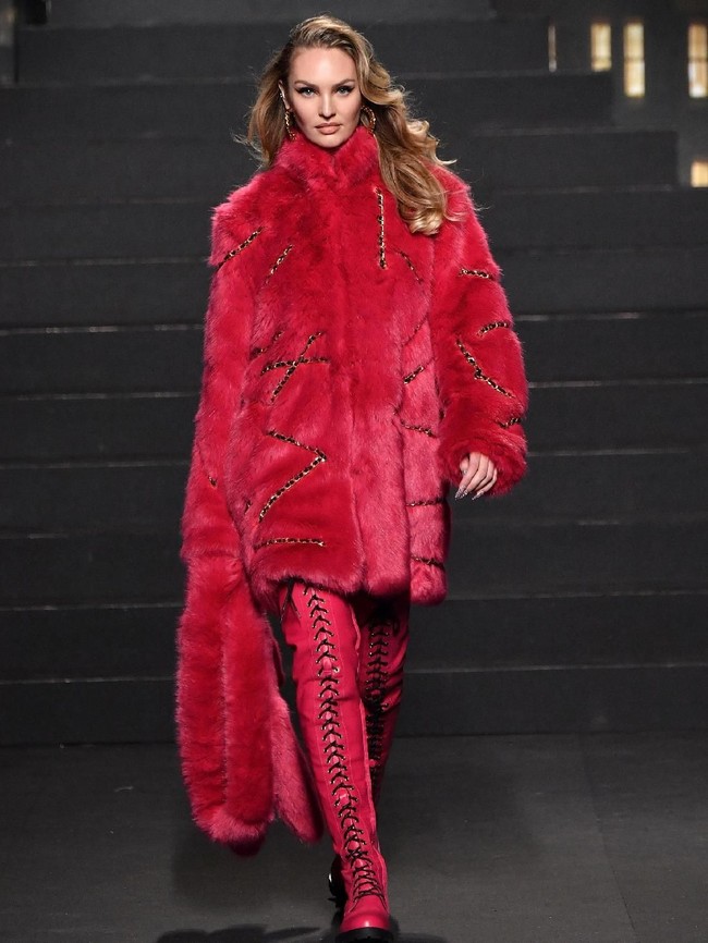 Mantan model Victorias Secret Candice Swanepoel tampil dengan gaya glamor untuk musim dingin, dengan palet monokrom bernuansa berry. Coat berbulu dan thigh-high boots jadi fashion statement yang tak terelakkan. (Foto: Getty Images)