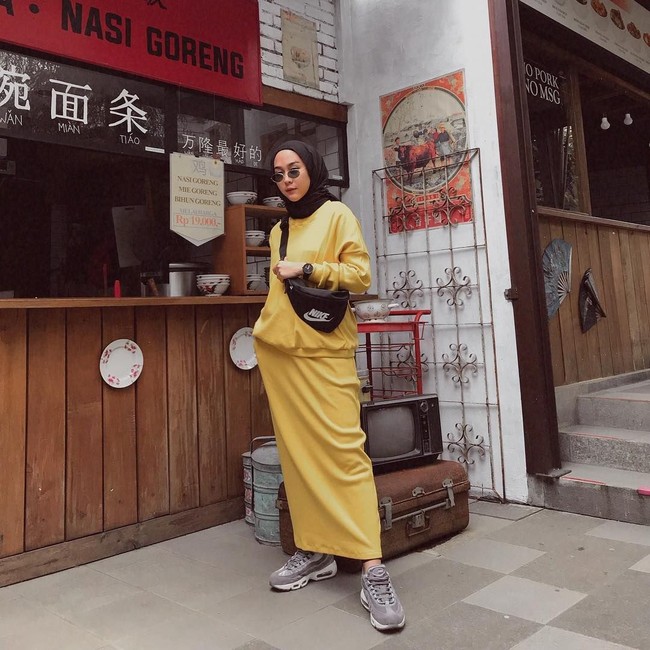 Intan biasanya memilih rok berpotongan pensil, atau sering juga disebut rok span. Agar tampil kasual, ia memadukannya dengan sepatu sneakers. Foto: Instagram/strngrrr