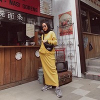 Intan biasanya memilih rok berpotongan pensil, atau sering juga disebut rok span. Agar tampil kasual, ia memadukannya dengan sepatu sneakers. Foto: Instagram/strngrrr