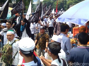 Massa Aksi Bela Tauhid di Istiqlal Long March ke Patung Kuda