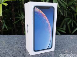 Unboxing iPhone XR Warna Biru yang Menggoda