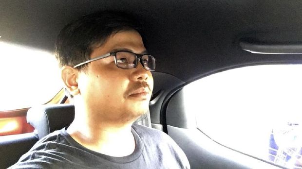 Penumpang tinggi badan 184 cm akan kesulitan bergerak ketika duduk di kursi baris kedua.