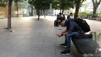 Hanya muncul segelintir orang. Padahal saat penjualan perdana iPhone XS dan XS Max belum lama ini, antrean berjubel dari hari sebelumnya. Banyak fanboy Apple rela menginap. Foto: Adi Fida Rahman/detikinet