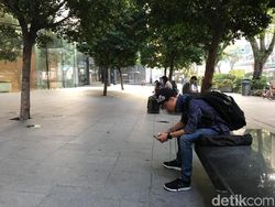 Penampakan Antrean iPhone XR yang Menyedihkan
