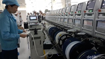 Di ruangan ini, pengerjaan didominasi oleh mesin walaupun masing-masing tetap diawasi oleh staf OPPO. (Foto: detikINET/Kris Fathoni)