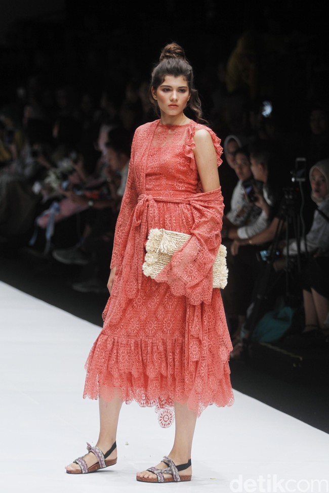 Fashion show rancangan busana terbaru Barli Asmara yang terinspirasi kota Paris yang romantis di Jakarta Fashion Week 2019, Senayan City, Jakarta. Foto: Mohammad Abduh/Wolipop