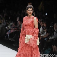 Fashion show rancangan busana terbaru Barli Asmara yang terinspirasi kota Paris yang romantis di Jakarta Fashion Week 2019, Senayan City, Jakarta. Foto: Mohammad Abduh/Wolipop
