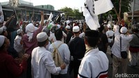 Pantauan detikcom, mssa tiba di kantor DPP GP Ansor, Jalan Kramat Raya, Senen, Jakarta Pusat, Jumat (26/10/2018) pukul 16.18 WIB. Bendera yang dibawa massa berwarna hitam dan putih.