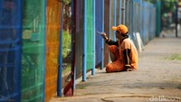 Petugas juga mengecat pagar yang kusam. Petugas juga mengecat pagar yang kusam.