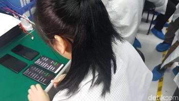 Ponsel yang sampai ke tangan pengguna tentu bukan yang disiksa, karena ini sekadar mewakili masing- masing batch dari line produksi. Satu perangkat yang tak lolos QC akan berimbas ke produk OPPO lain dari line yang sama. (Foto: detikINET/Kris Fathoni)