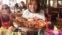 Wah, kali ini ia melahap sepiring lobster berukuran besar. Kira-kira lobster itu ia habiskan sendiri atau nggak, ya? Foto: Instagram pepperthai2