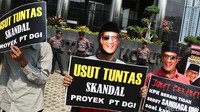 Massa membawa berbagai poster.