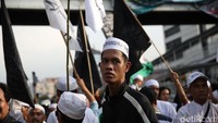 Polisi sudah berjaga di depan kantor GP Ansor. Saat massa mendekat, polisi meminta massa mundur.