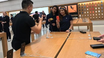 Karena hanya ada belasan orang, ruangan di dalam Apple Store tampak lega. Foto: Adi Fida Rahman/detikinet