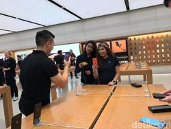 Penampakan Antrean iPhone XR yang Menyedihkan