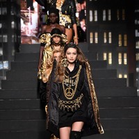 Bertempat di Pier 36, New York City, Rabu (24/10/2018), Moschino x H&M melansir kolaborasi paling ditunggu fashionista. Koleksinya didominasi palet hitam dan gold, dengan menampilkan deretan model top dunia. (Foto: Getty Images)
