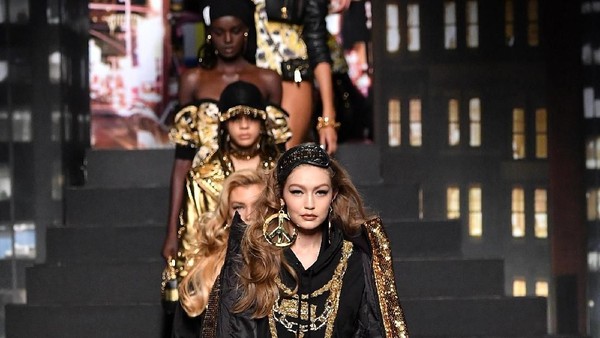 Foto: Gaya Seksi Para Top Model Dunia di Fashion Show Moschino x H&M