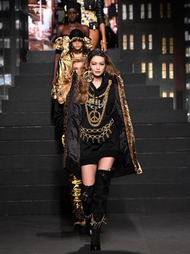 Bertempat di Pier 36, New York City, Rabu (24/10/2018), Moschino x H&M melansir kolaborasi paling ditunggu fashionista. Koleksinya didominasi palet hitam dan gold, dengan menampilkan deretan model top dunia. (Foto: Getty Images)