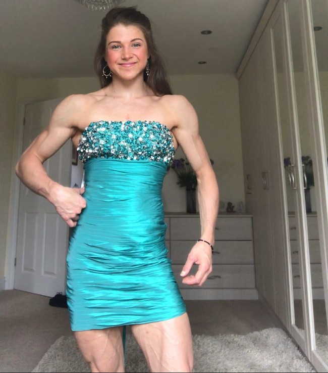 Emily Brand jadi perhatian setelah penampilan dirinya berubah. Dulu kurus banget karena berjuang melawan anoreksia, kini ia dijuluki Barbie kekar. Ia mengungkapkan jika binaraga memberinya cara untuk tetap mengendalikan tubuh dengan cara yang sehat. Ia pun berharap kisahnya bisa menginspirasi orang lain yang berjuang dengan gangguan makan. Foto: Instagram