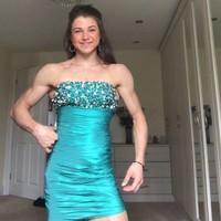 Emily Brand jadi perhatian setelah penampilan dirinya berubah. Dulu kurus banget karena berjuang melawan anoreksia, kini ia dijuluki Barbie kekar. Ia mengungkapkan jika binaraga memberinya cara untuk tetap mengendalikan tubuh dengan cara yang sehat. Ia pun berharap kisahnya bisa menginspirasi orang lain yang berjuang dengan gangguan makan. Foto: Instagram