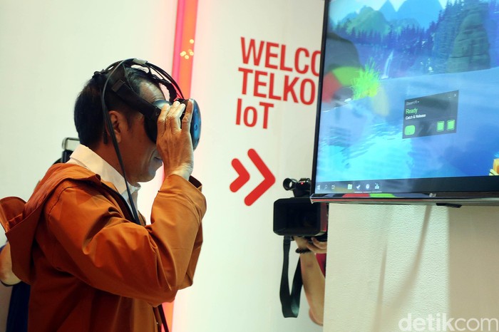 Presiden Jokowi menjajal VR. Foto: Rengga Sancaya/detikcom Presiden Jokowi menjajal VR. Foto: Rengga Sancaya/detikcom