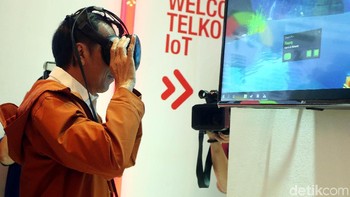 Ia tampak senang dan bangga bermain games pancingan dengan keunggulan teknologi VR tersebut.