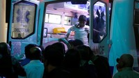 Tim penyelamat pun sejauh ini telah menyelamatkan 11 orang dengan kondisi luka ringan hingga luka serius. Sementara belasan lainnya masih hilang dan dalam pencarian tim penyelamat. Muhammad Hamed/Reuters.