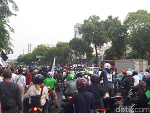 Usai dari GP Ansor, Massa Demo di Seberang Gedung PBNU