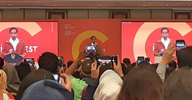 Jas hujan Jokowi ini memiliki desain yang universal dan dijual seharga Rp 499 ribu. Foto: Virgina Maulita Putri/detikinet