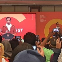 Jas hujan Jokowi ini memiliki desain yang universal dan dijual seharga Rp 499 ribu. Foto: Virgina Maulita Putri/detikinet