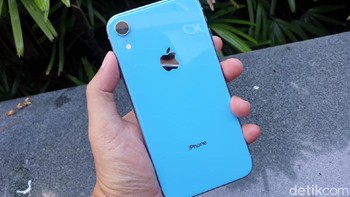 Satu lagi seri iPhone yang layak mendapat pujian, iPhone XR. Versi termurah dari trio iPhone baru ini menawarkan varian warna menarik, Red, Yellow, White, Coral, Black dan Blue. Foto: detikINET/Adi Fida Rahman