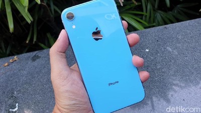Unboxing iPhone XR Warna Biru yang Menggoda
