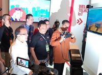  Gaya  Jokowi Pakai Jas  Hujan Kekinian bak Anak  Muda  di Ideafest