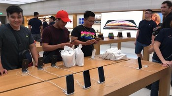 Salah satu pengantre yang sempat detikINET temui adalah Phyo. Sejak pukul 07.30 pagi di menyambangi Apple Orchard. Dia tidak menyangka antrean tidak terlalu banyak seperti iPhone XS dan XS Max bulan lalu. Foto: Adi Fida Rahman/detikinet