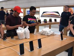 Penampakan Antrean iPhone XR yang Menyedihkan