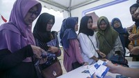 Menargetkan lebih 6.000  peserta yang terdiri atas pelajar dan mahasiswa, DiploFest yang turut dihadiri oleh Menteri  Luar Negeri RI Retno LP Marsudi ini digelar selama dua hari dengan rangkaian acara terdiri dari kuliah umum di 3 kampus , talkshow, dan konser musik. Foto: dok. BRI