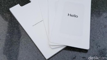 Seperti biasanya dalam kotak penjualan diberikan kertas petunjuk dan stiker khas Apple. (Foto: detikINET/Adi Fida Rahman)