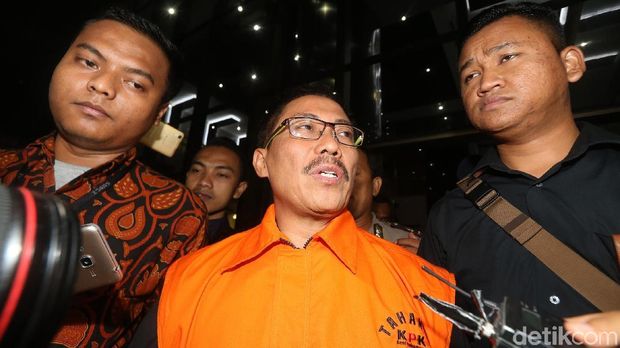 KPK resmi menahan Bupati Cirebon Sunjaya Purwadisastra sebagai tersangka suap. Ia pun tetap mengelak dan membantah terima suap.