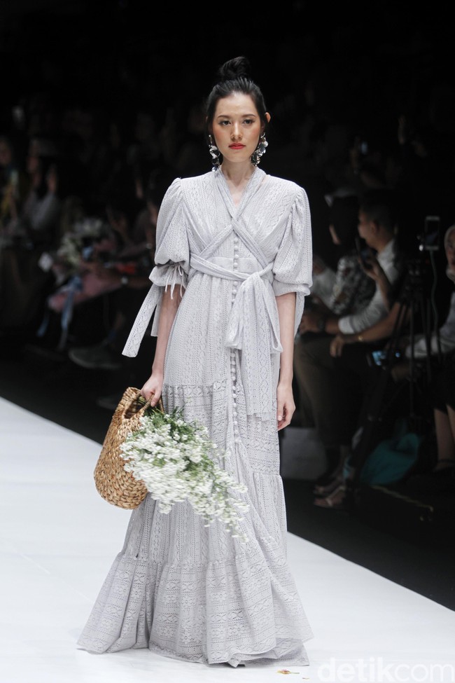 Fashion show rancangan busana terbaru Barli Asmara yang terinspirasi kota Paris yang romantis di Jakarta Fashion Week 2019, Senayan City, Jakarta. Foto: Mohammad Abduh/Wolipop