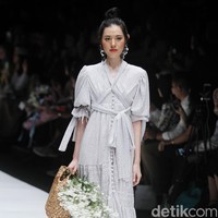 Fashion show rancangan busana terbaru Barli Asmara yang terinspirasi kota Paris yang romantis di Jakarta Fashion Week 2019, Senayan City, Jakarta. Foto: Mohammad Abduh/Wolipop