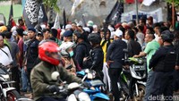 Setelah berdemo di depan kantor GP Ansor, ratusan massa yang membawa bendera kalimat tauhid aksi di seberang kantor PBNU, Jakarta Pusat.