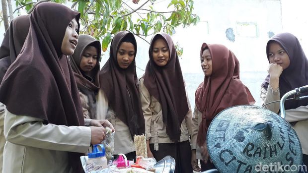 Ida Ayu Riski Susilowati saat berjualan cilok. 