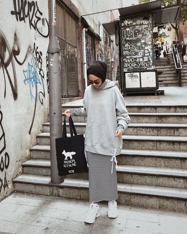 Salah satu selebgram hijab yang pandai memadukan busana bergaya hypebeast adalah Intan Hasanah atau akrab disebut sebagai Intan Strngrrr. Ia sering memakai rok tapi tidak terlihat girly.  Foto: Instagram/strngrrr