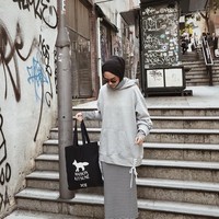 Salah satu selebgram hijab yang pandai memadukan busana bergaya hypebeast adalah Intan Hasanah atau akrab disebut sebagai Intan Strngrrr. Ia sering memakai rok tapi tidak terlihat girly.  Foto: Instagram/strngrrr