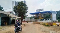 Dari Gerbang Tol Kukusan I itu tampak tol Seksi II sudah cukup rapi. Sepanjang tol nampak sudah tertutup beton.