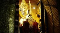 Setiap pagi, pukul 04.00, Kuil Mandahay Paya di Mandalay, salah satu kuil paling suci di Myanmar akan penuh sesak jemaahnya. Para biksu melakukan upacara di mana mereka mencuci muka patung Buddha emas besar (Vivien Cumming/BBC Travel)