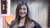 Belum lama ini heboh kabar hubungan antara Rahma dan Zack Lee.
