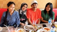 Shanty dan Denny kini punya bisnis kuliner berupa restoran, Dapoer Bang Jali. Kali ini ia dapat kunjungan spesial dari teman-teman sinetronnya. Foto: Instagram shantydenny