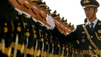 Penyambutan Shinzo Abe digelar di Great Hall Beijing pada Kamis (25/10) sore waktu setempat (Foto: Dok. REUTERS/Thomas Peter)
