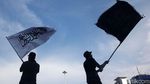 Massa Ramai-ramai Kibarkan Bendera Tauhid di Medan Merdeka